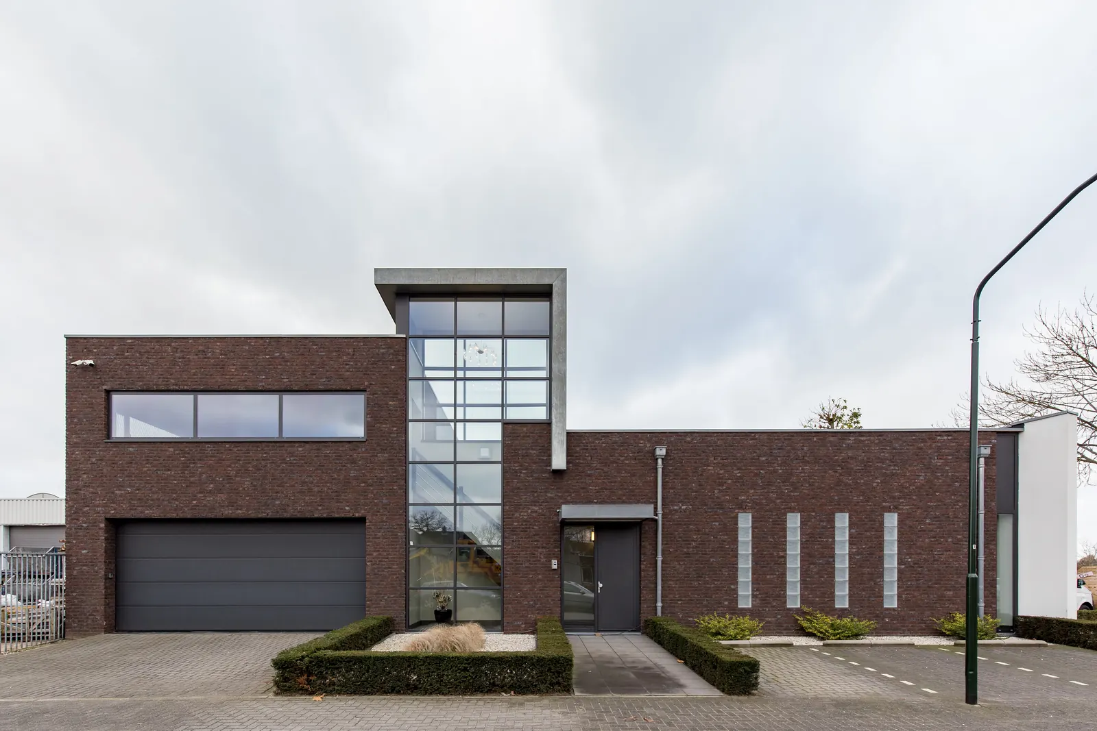 Het bedrijfspand van Van Boven Aannemers aan de Flaas 6 in Den Dungen