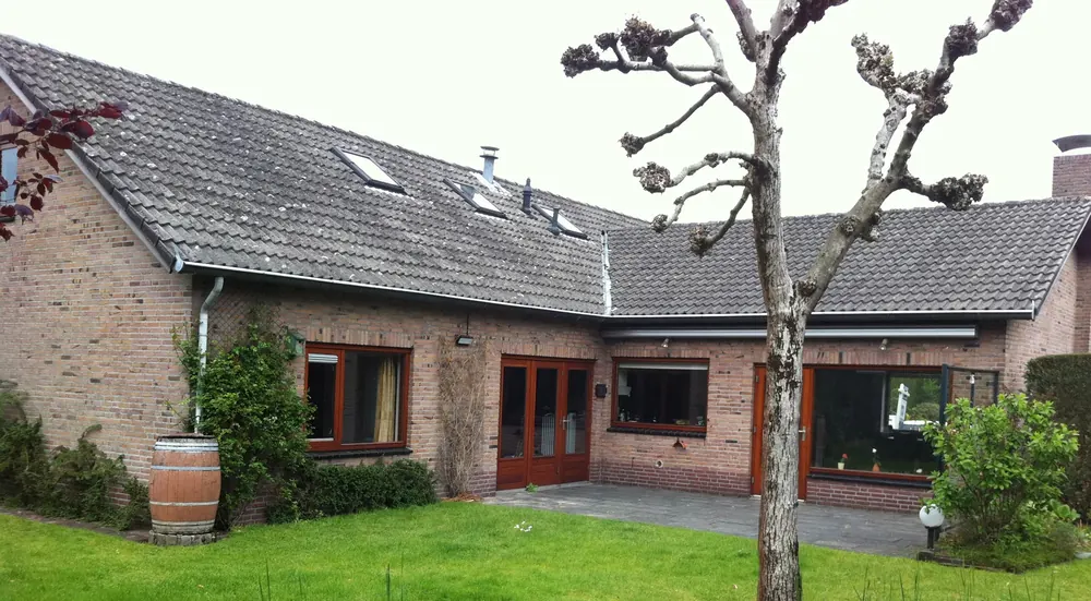 Achtergevel van de bestaande bakstenen woning voor de verbouwing
